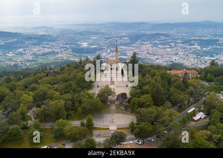 Santuario da Penha Sanctuary con vista aerea del drone a Guimaraes, Portogallo Foto Stock