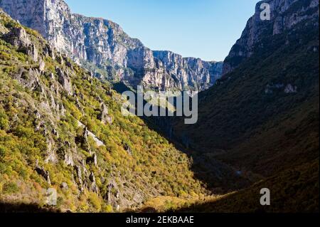 La Gola di Vikos, elencata come la gola più profonda del mondo dal Guinness Book of Records, in Epiro, Grecia Foto Stock