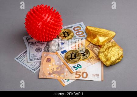 Crypto Currency, denaro sui mercati azionari globali vs Covid-19 concetto economico: Un coronavirus, monete di bitco e pezzi d'oro, BANCONOTE IN EURO e dollari USA Foto Stock