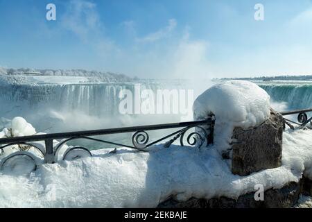 Cascate del Niagara, Ontario, Canada. Cascate del Niagara con vista invernale della cascata Canadian Horseshoe. Foto Stock