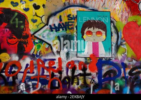 Immagini colorate e graffiti sulla parete di Lennon nella Centro di Praga Foto Stock