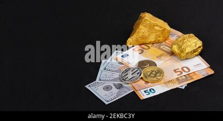 Concetto economico: Crypto valuta, denaro e oro sui mercati azionari globali. Tre monete, BTC, LTC e ETH. Due pezzi d'oro giacenti su alcuni EURO e USD Foto Stock