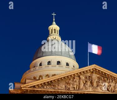 Francia, Ile-de-France, Parigi, cupola del Pantheon in piedi contro il cielo limpido di notte Foto Stock