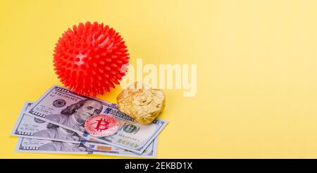 Crypto Currency, denaro sui mercati azionari globali vs Covid-19 concetto economico: Un coronavirus, una moneta d'argento e un pezzo d'oro. Molti dollari americani Foto Stock