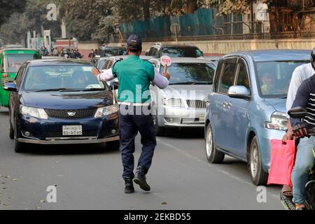 Dhaka, Bangladesh - 23 febbraio 2021: La polizia stradale sta controllando i veicoli con le mani all'angolo di Ramna Park a Dhaka, Banglades Foto Stock