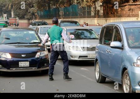 Dhaka, Bangladesh - 23 febbraio 2021: La polizia stradale sta controllando i veicoli con le mani all'angolo di Ramna Park a Dhaka, Banglades Foto Stock