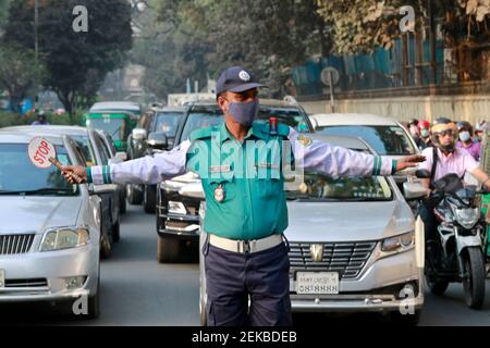 Dhaka, Bangladesh - 23 febbraio 2021: La polizia stradale sta controllando i veicoli con le mani all'angolo di Ramna Park a Dhaka, Banglades Foto Stock