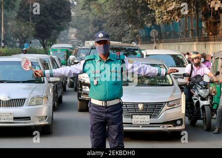 Dhaka, Bangladesh - 23 febbraio 2021: La polizia stradale sta controllando i veicoli con le mani all'angolo di Ramna Park a Dhaka, Banglades Foto Stock