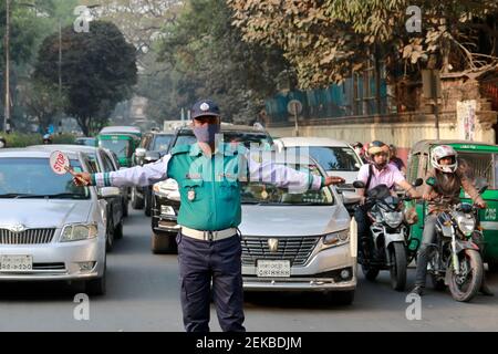 Dhaka, Bangladesh - 23 febbraio 2021: La polizia stradale sta controllando i veicoli con le mani all'angolo di Ramna Park a Dhaka, Banglades Foto Stock