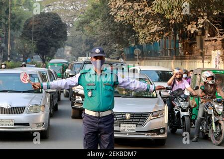 Dhaka, Bangladesh - 23 febbraio 2021: La polizia stradale sta controllando i veicoli con le mani all'angolo di Ramna Park a Dhaka, Banglades Foto Stock