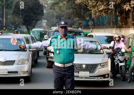 Dhaka, Bangladesh - 23 febbraio 2021: La polizia stradale sta controllando i veicoli con le mani all'angolo di Ramna Park a Dhaka, Banglades Foto Stock