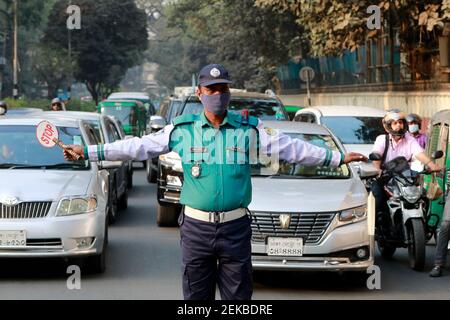 Dhaka, Bangladesh - 23 febbraio 2021: La polizia stradale sta controllando i veicoli con le mani all'angolo di Ramna Park a Dhaka, Banglades Foto Stock