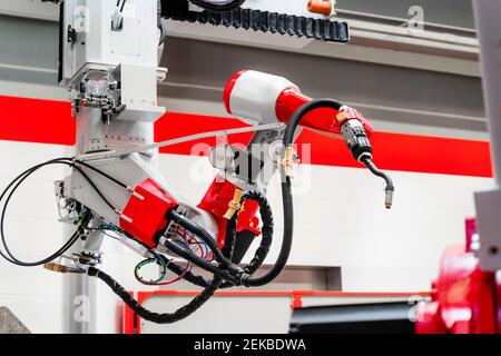 Primo piano del braccio robotico di saldatura in fabbrica Foto Stock