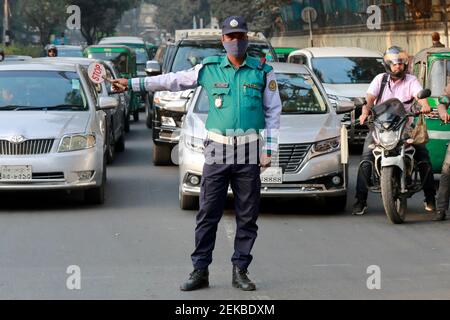 Dhaka, Bangladesh - 23 febbraio 2021: La polizia stradale sta controllando i veicoli con le mani all'angolo di Ramna Park a Dhaka, Banglades Foto Stock