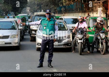 Dhaka, Bangladesh - 23 febbraio 2021: La polizia stradale sta controllando i veicoli con le mani all'angolo di Ramna Park a Dhaka, Banglades Foto Stock