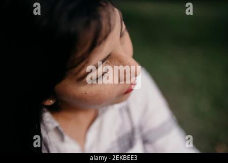 Bella donna con gli occhi chiusi Foto Stock