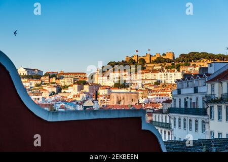 Portogallo, Lisbona, Chiado, Calcada do Duque, edifici della città vecchia e così il Castello di Jorge Foto Stock