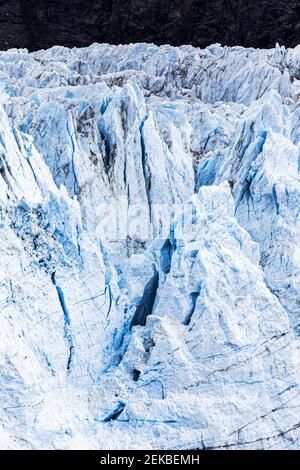 La faccia rotta del ghiacciaio Margerie nell'insenatura di Tarr di Glacier Bay, Alaska, Stati Uniti Foto Stock