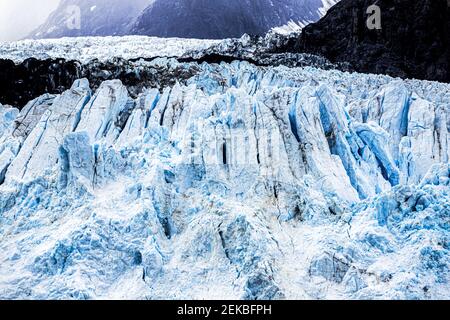 La faccia rotta del ghiacciaio Margerie nell'insenatura di Tarr di Glacier Bay, Alaska, Stati Uniti Foto Stock