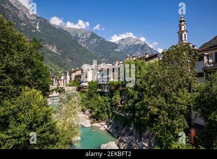 Fiume Mera che scorre tra gli alberi e Chiesa di Santa Maria contro il cielo, Valchiavenna, Chiavenna, Provincia di Sondrio, Lombardia, Italia Foto Stock