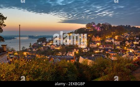 Germania, Amburgo, quartiere suburbano di Blankenese al crepuscolo Foto Stock