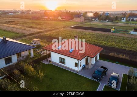 Vista aerea di una casa privata suburbana con auto parcheggiate nel cortile posteriore. Foto Stock