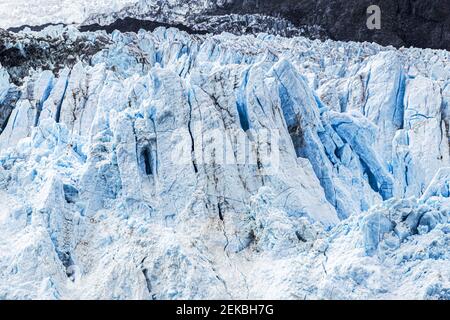 La faccia rotta del ghiacciaio Margerie nell'insenatura di Tarr di Glacier Bay, Alaska, Stati Uniti Foto Stock