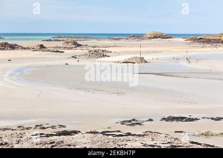 Isola di marea Ebihens - vista a bassa marea del mudflats di fronte all'arcipelago Ebihens isola vicino a Saint Malo in Bretagna, Francia. Foto Stock