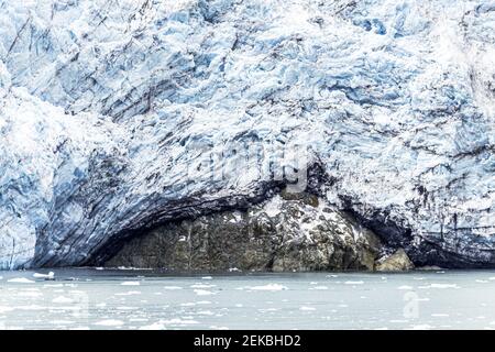 La faccia rotta del ghiacciaio Margerie nell'insenatura di Tarr di Glacier Bay, Alaska, USA - a dimostrazione dell'erosione di una roccia sottostante. Foto Stock