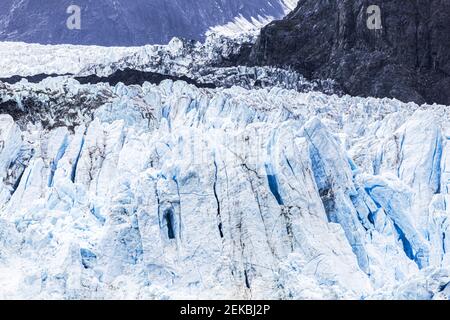 La faccia rotta del ghiacciaio Margerie nell'insenatura di Tarr di Glacier Bay, Alaska, Stati Uniti Foto Stock