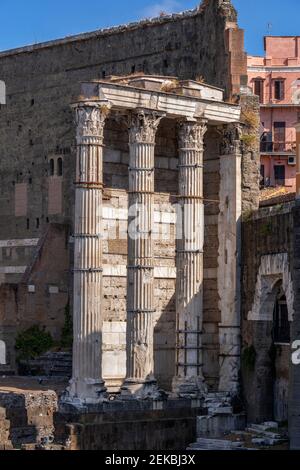 Italia, Roma, Foro di Augusto, antiche colonne corinzie del Tempio di Marte Ultor Foto Stock