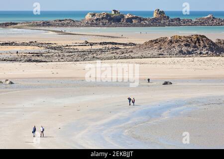 Gezeiteninsel Ebihens - Blick bei Ebbe auf das Watt vor dem Insel Archipel Ebihens bei Saint Malo in der Bretagne, Frankreich. Foto Stock