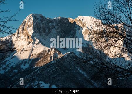 Spagna, Asturie, Val di Ponga, montagne innevate in una soleggiata giornata invernale Foto Stock