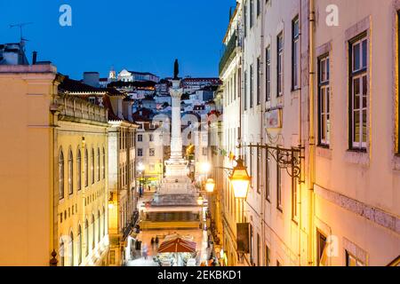 Portogallo, Lisbona, Chiado, Calcada do Duque, edifici della città vecchia e colonna di Pedro IV Foto Stock