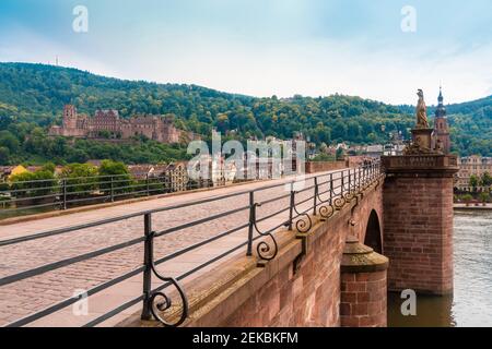 Germania, Baden-Wurttemberg, Heidelberg, Ponte Karl Theodor con il Castello di Heidelberg sullo sfondo Foto Stock