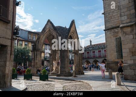 Turisti in Largo da Oliveira a Guimaraes, Portogallo Foto Stock