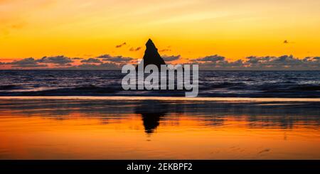 Regno Unito, Galles, Pembrokeshire, Broadhaven South Beach, Church Rock e mare all'alba Foto Stock