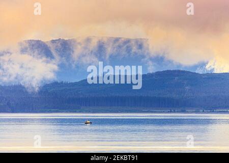 In Alert Bay, all'estremità settentrionale dell'isola di Vancouver, British Columbia, Canada - visto da una nave da crociera che naviga nel passaggio interno. Foto Stock