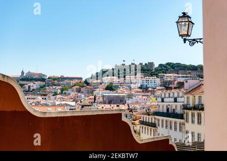 Portogallo, Lisbona, Chiado, Calcada do Duque, edifici della città vecchia e così il Castello di Jorge Foto Stock