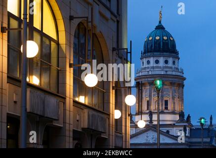 Berlino, Germania. 17 gennaio 2021. Vista dalla facciata dell'Hilton Hotel alla Cattedrale Francese al Gendarmenmarkt. Credit: Soeren Stache/dpa-Zentralbild/ZB/dpa/Alamy Live News Foto Stock