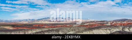 Splendido paesaggio di montagne rosse, ampio panorama Foto Stock