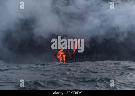 USA, Hawaii, HI, fiume Lava che scorre nell'Oceano Pacifico dal vulcano Kilauea. Foto Stock
