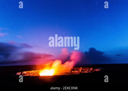USA, Hawaii, HI, Glow dal lago di lava del cratere Halema'uma'u all'interno della caldera sommitale di Kilauea nel Parco Nazionale dei Vulcani delle Hawaii al crepuscolo. Foto Stock