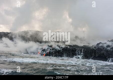 USA, Hawaii, HI, fiume Lava che scorre nell'Oceano Pacifico dal vulcano Kilauea. Foto Stock
