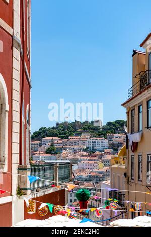 Portogallo, Lisbona, Chiado, Calcada do Duque vista della città con so Jorge Castello in lontananza Foto Stock