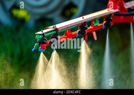 Primo piano del trattore con fertilizzante spruzzatore prodotto in azienda Foto Stock