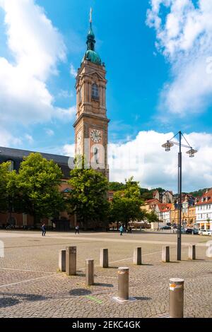 Torre dell'orologio della Chiesa di San Giorgio contro il cielo nuvoloso in Piazza del mercato a Eisenach, Germania Foto Stock