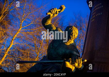 Germania, Berlino, Bismarck Memorial statua di Sigurd fucinatura spada Foto Stock