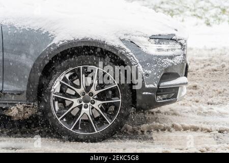 Guida auto sulla strada innevata Foto Stock