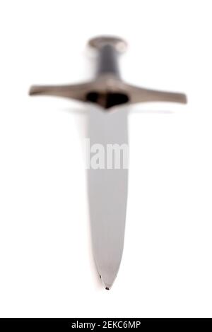Spada medievale isolato su uno sfondo bianco Foto Stock